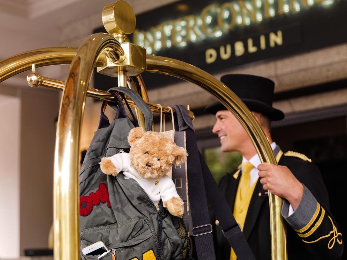 Intercontinental Dublin By Ihg Hotel Bagian luar foto A bellboy at the Sheltering Arms Hotel in Dublin, Ireland