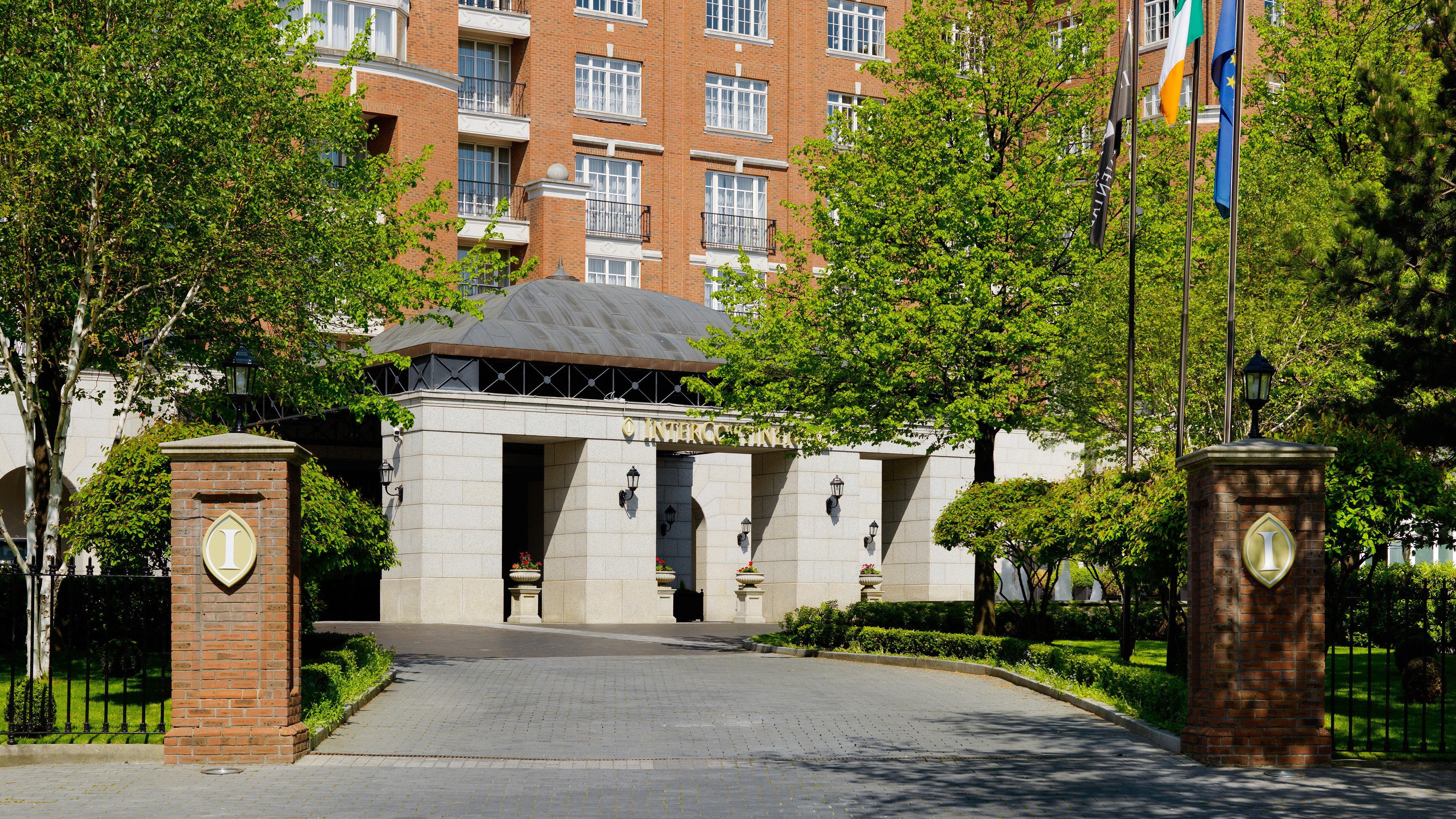 Intercontinental Dublin By Ihg Hotel Bagian luar foto Entrance to the Four Seasons Hotel