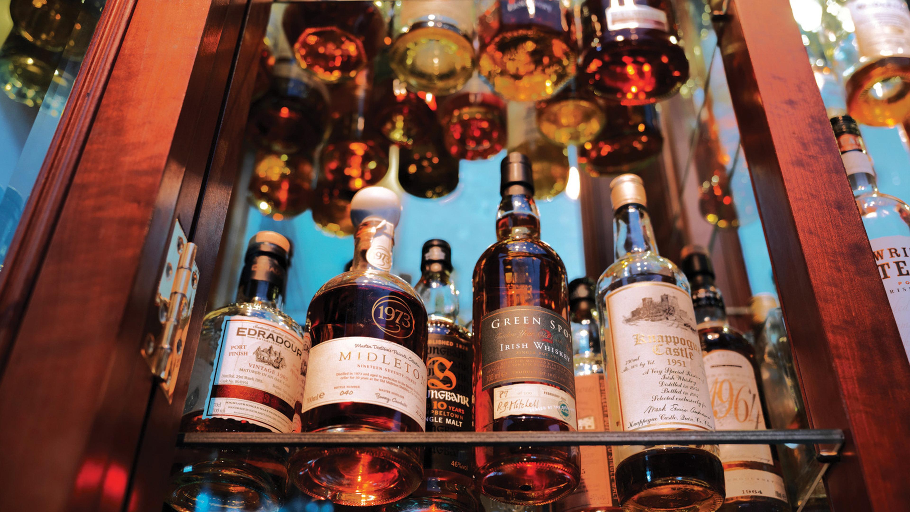 Intercontinental Dublin By Ihg Hotel Bagian luar foto A selection of Scotch whisky