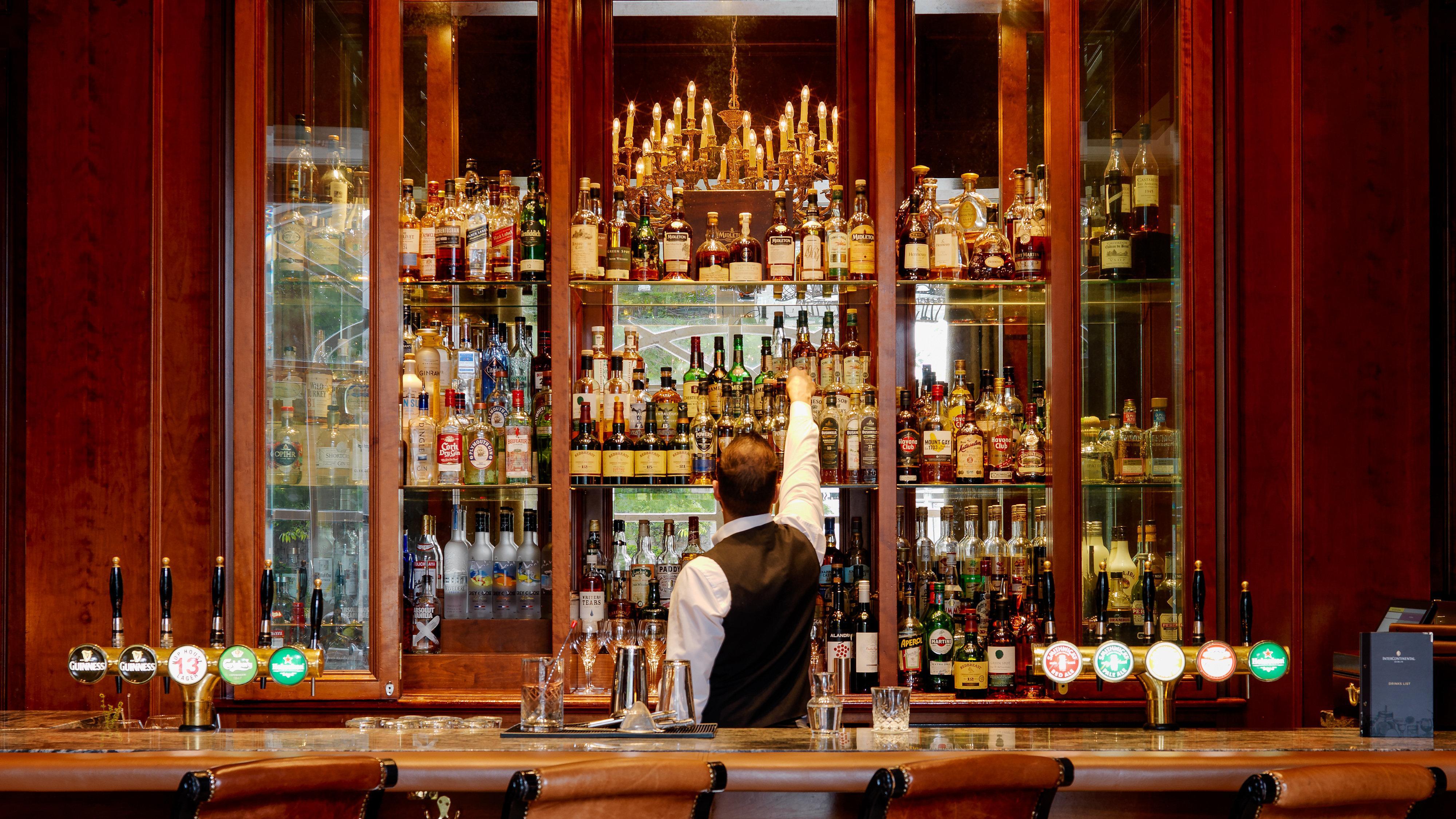 Intercontinental Dublin By Ihg Hotel Bagian luar foto The bar at the Waldorf Astoria