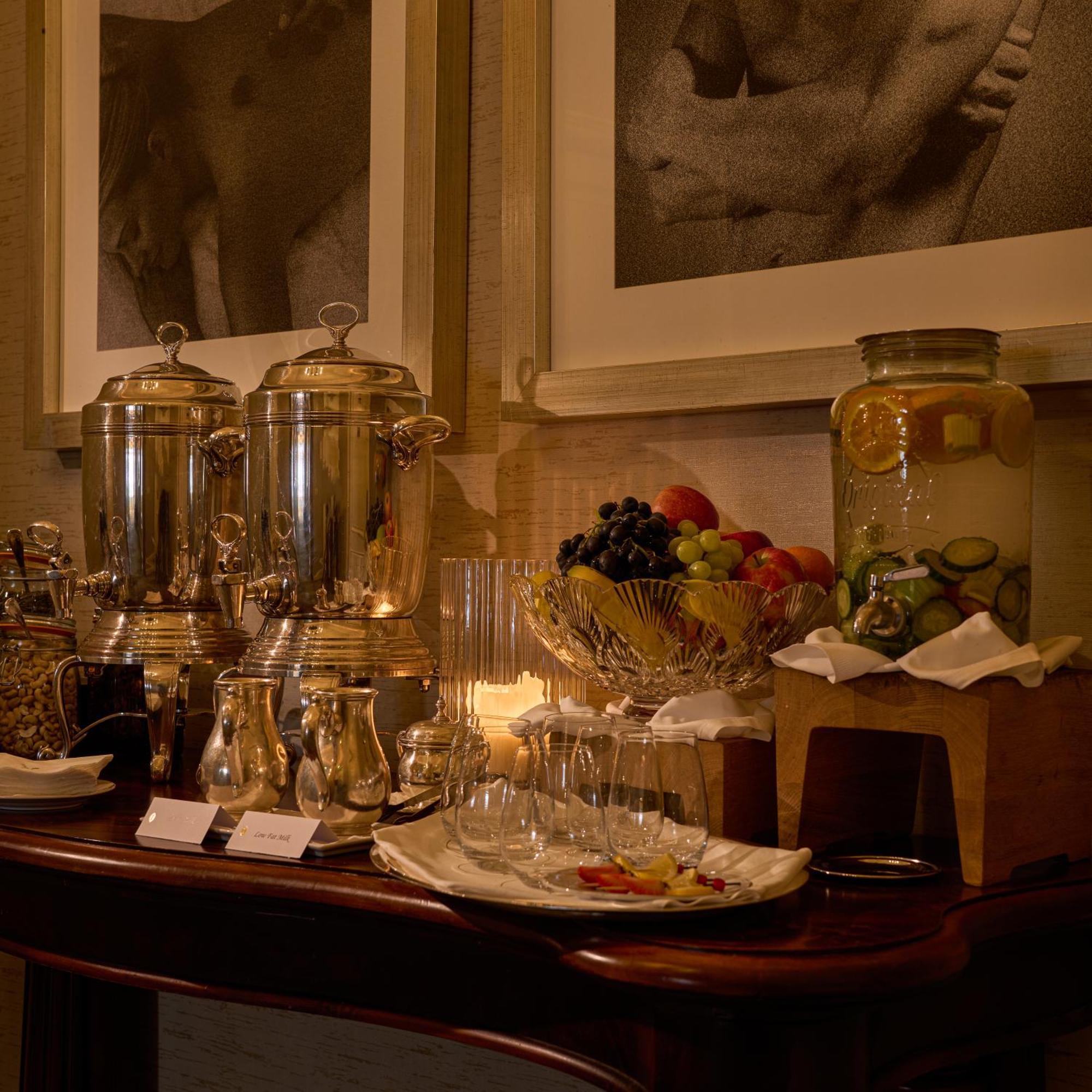 Intercontinental Dublin By Ihg Hotel Bagian luar foto A buffet at a hotel